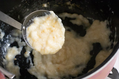 ミルクパンがゆにきな粉を混ぜる