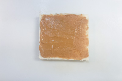 食パンにきな粉のペーストを塗る