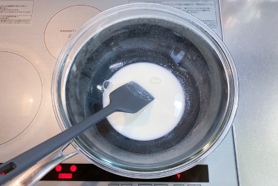 牛乳でふやかしたゼラチンを湯せんにかけて溶かす