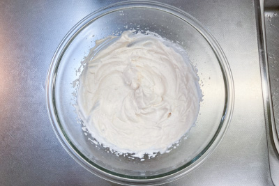 ホイップしたクリームに砂糖ときな粉も入れて混ぜ合わせる