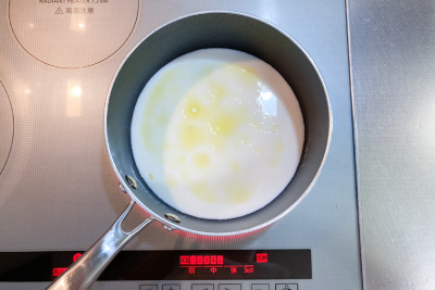 牛乳とオリーブオイルを鍋に入れて温める