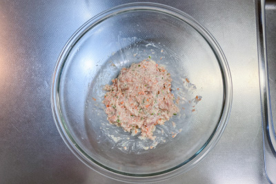ボウルにみじん切りにした野菜と豆腐、鶏ひき肉、きな粉、片栗粉、塩を入れて混ぜ合わせる