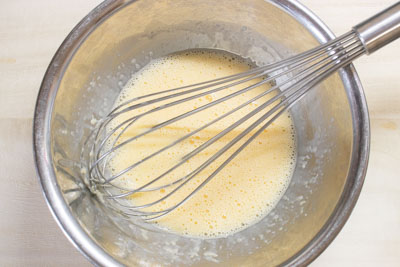 ボウルに卵と牛乳を入れてよく混ぜる。