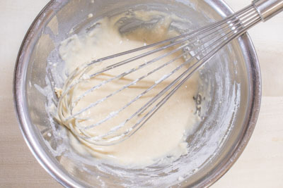 米粉、スクスクダイズ（きな粉）、砂糖、ベーキングパウダー、豆乳をよく混ぜる。