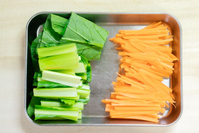 野菜を切る。