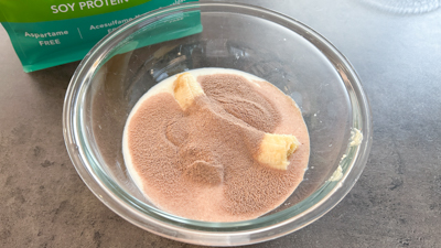 牛乳・ジュニアプロテイン・バナナを混ぜる