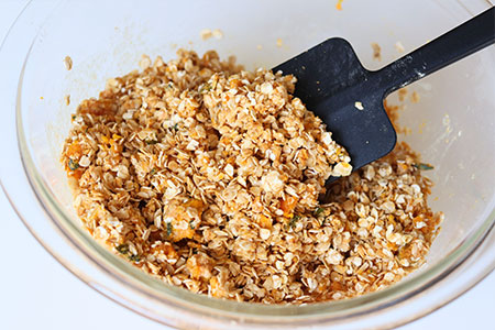 ゴムベラで混ぜ合わせる