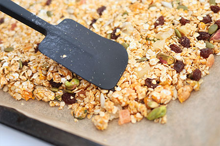 クッキングシートを敷いた天板にゴムベラなどで押し広げる。