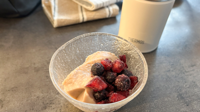 ベリーをトッピングする