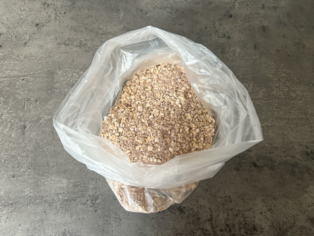 ポリ袋にオートミールとプロテイン、ココアを入れる