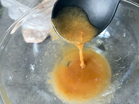 耐熱皿にはちみつとキャラメルを入れて加熱する