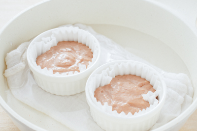 水を入れたフライパンに型を並べる