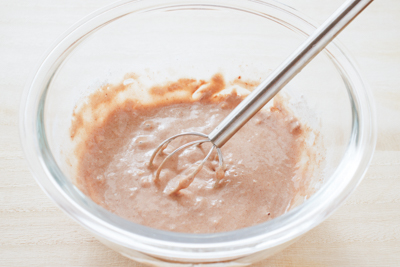 ボウルに材料を混ぜ合わせる