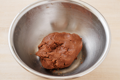 薄力粉を加えて混ぜる