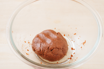 薄力粉を加えて混ぜる