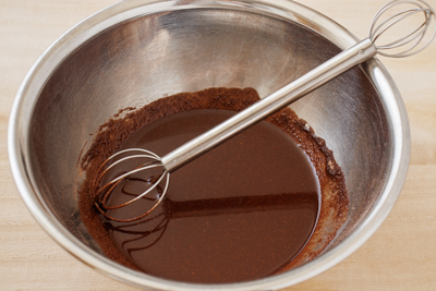 スクスクダイズ、砂糖、油を混ぜる