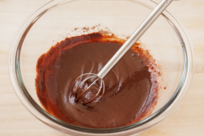 スクスクダイズ、砂糖、油を混ぜる